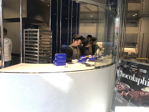 鏡面の柱が林のように施されたユニークな店内