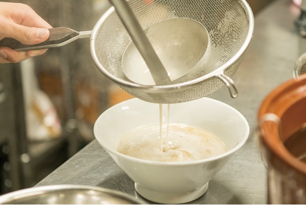 麺処 金田家 / 豚骨スープの表面の白い泡は、黒豚の骨を煮込む過程で出るもの。濃厚ながらもクリーミーで軽やかな飲み口はここならでは