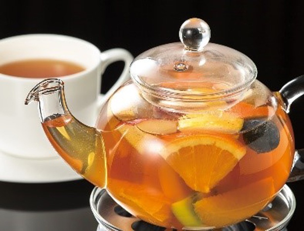 年間20万トンから最高品質のみを使用した高級茶葉に6種類のフルーツを贅沢にたっぷりと入れた「フルーツティ」(880円)
