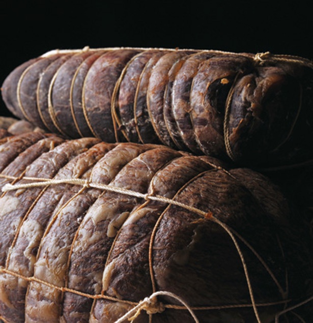 牛肉の生ハムにはモモ肉を使用。白カビを付けて熟成。ゆっくりと水分を蒸発させ、しっとりした食感に仕上げる