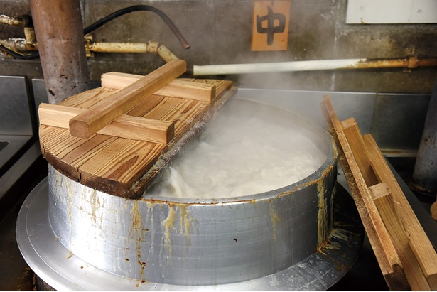 来久軒 / 自慢の豚骨スープは3つの大鍋を使い、4段階の工程を経て仕上げるこだわりよう。10日以上徹底的に炊いて臭みを取り除きつつ、コクと旨味を引き出す