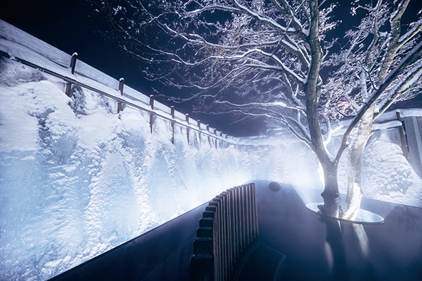 「星野リゾート　奥入瀬渓流ホテル」の期間限定「氷瀑の湯」