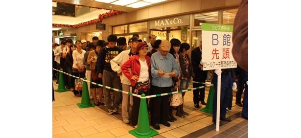 【写真】オープン前にこの行列！吉祥寺は大パニック!?