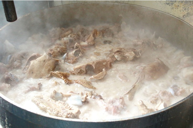 再来軒 / 創業以来、継ぎ足しで味を保つスープは、豚のゲンコツと頭骨を使用。火力の強い蒸気ボイラー釜で、早朝から閉店まで炊き続けることで、旨味を引き出す