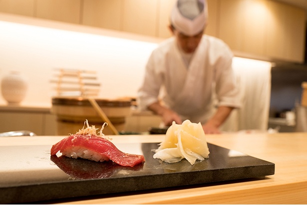 横浜の高島町にある人気寿司店｢鮨 鈴な凛(すずなり)｣が本店以外で初出店。熟練の職人による寿司や海鮮グルメを気軽に楽しめる。鮮度よい魚は絶品だ