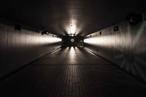江戸時代へと続くタイムトンネル「TOKYO TIME TUNNEL」。時を刻む音の演出も見事