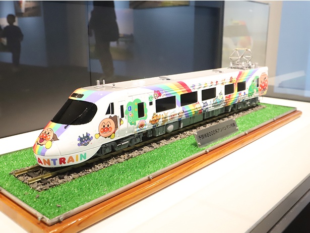 「予讃線8000系アンパンマン列車」の模型
