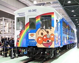 京都鉄道博物館に「瀬戸大橋アンパンマントロッコ」登場！　JR四国の車両初展示