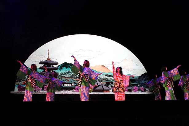 「元禄花見踊り」では京都四条河原を舞台に、艶やかな着物姿の女性たちが優雅な踊りを披露