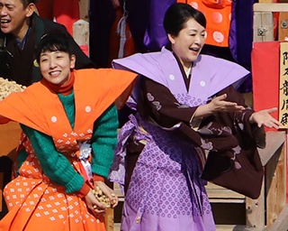 「まんぷく」安藤サクラさん＆松坂慶子さんが大阪で豆まき！ 成田山不動尊「節分祭」が大盛況