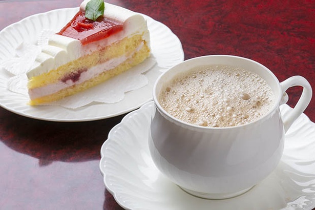 【写真を見る】カフェオレ(右・680円)、イチゴのケーキ(左・450円)