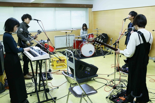 【写真を見る】ギターボーカルの吉村翼さん、キーボードの縄田彩和子さん、ベースの佐藤康平さんと共に