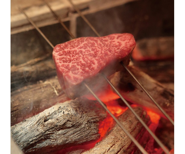 特注の焼き台で備長炭を使い、30〜40分ほどかけて焼き上げる