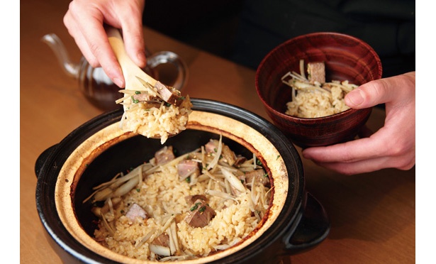 【写真を見る】締めの炊き込みご飯は、ひつまぶし風に。この日の具材は和牛リブロースとゴボウ