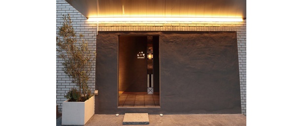 「常連のお客様に長く愛され続ける店でありたい」と、店構えはあくまでも控えめ。邸宅街にひっそりと立つ