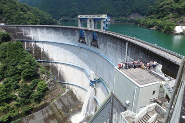 「新豊根ダム」(愛知県豊根村)。高さ311m、総貯水容量5350万立方mのアーチ式ダムで、ダム内部見学は所要時間約60分