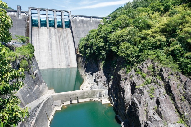 「丸山ダム」(岐阜県八百津町)。洪水調節と発電を目的とした多目的ダム。ダムのすぐ下流には橋があり、真正面から風景を楽しめる
