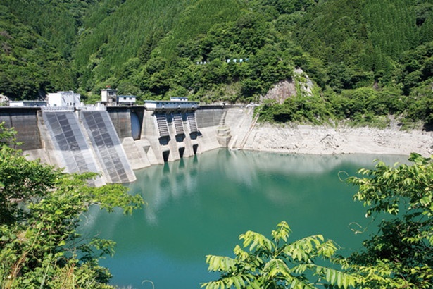 「横山ダム」(岐阜県揖斐川町)。日本国内に13基しかない、ダム内部に空洞がある中空重力式コンクリートダム
