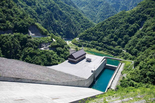 「徳山ダム」(岐阜県揖斐川町)。高さ161m、長さ427.1m。総貯水容量は日本一の6億6000万立方mを誇るロックフィルダムだ