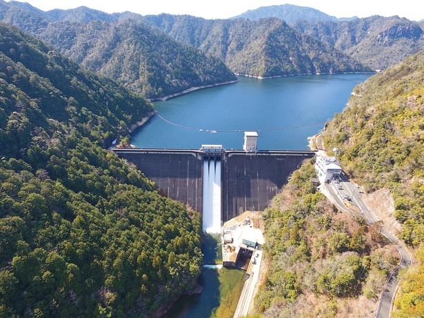 「宇連(うれ)ダム」(愛知県新城市)。ダムの大きさは高さ65m、長さ245.9mもある