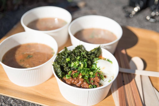 飲酒ブースで味わえる「ぞうめしや」の「とん汁」と「肉味噌ごはん」