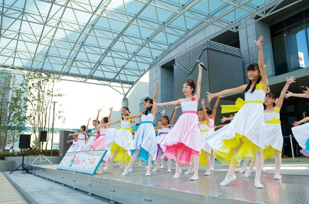 「堺少女歌劇団」は、親しみやすいフレーズのオリジナルソングを熱唱する