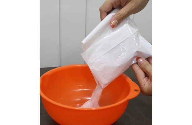用意したボウルに粉を入れる。粉にはあらかじめ着色されているものの、ほとんど見た目も味もホットケーキミックスのようだ