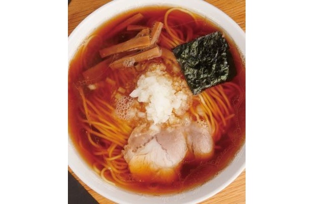 細かく刻んだタマネギと粗く刻んだタマネギの2種が使用されている「みんみんラーメン 本店」の「八王子ラーメン」(480円/並)