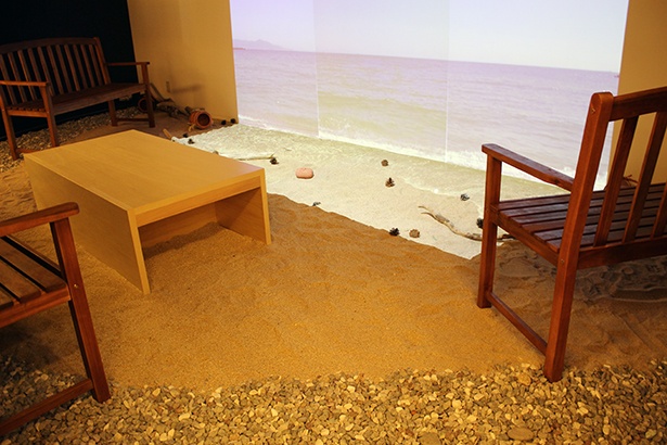 五色浜をイメージした玉砂利と、大浜海岸の砂を用いてビーチを再現