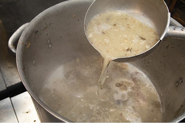 スープは豚骨と鶏ガラ、さらには2種のチャーシューを朝7時から強火で炊き上げている。余分な油を取り除いていて、濃厚ながら後味はスッキリ