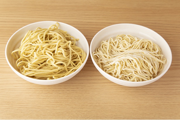 麺は「大橋製麺所」に特注した2種から選べる。中太麺(左)はモッチリと力強い食感。細麺(右)はシコシコしたのど越しが心地よい