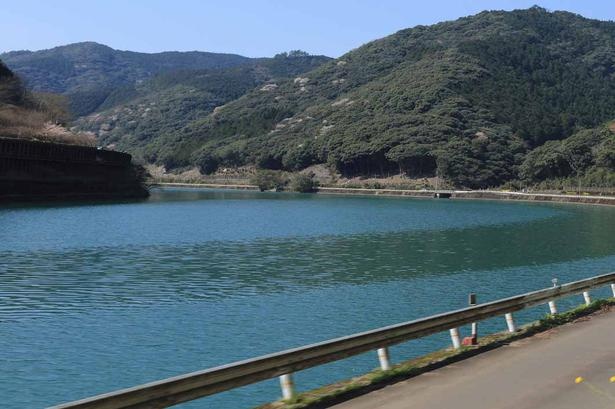 「SL人吉」の車窓から望む球磨川の美しい風景