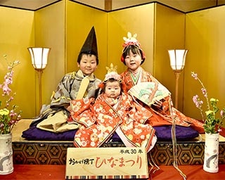 桃の節句をみんなで祝う・三重県伊勢市で「おかげ横丁ひなまつり」