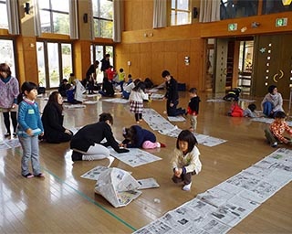 オリンピック選手気分を満喫！鳥取県鳥取市で「新聞紙オリンピック」