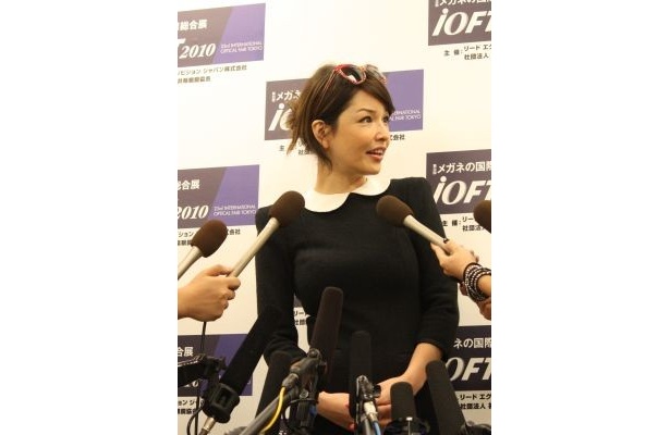 【写真】記者会見でノロケる梨花さん♪