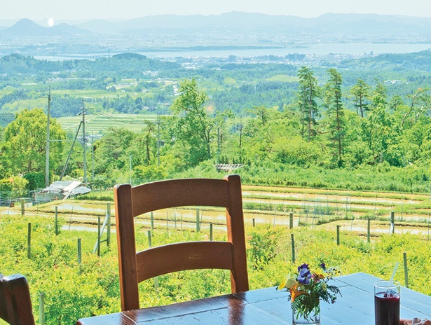 春を感じに滋賀県の山カフェへ 琵琶湖を望む絶景と料理で時間を忘れてくつろごう ウォーカープラス