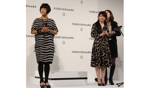 セレブから絶大な支持を誇る、中国のジュエリーデザイナー・カレン リーさんも作品に感動した様子