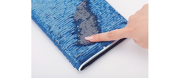 「MARK'S DIARY 2011 Weekly Planner“My Style Agenda”チェンジング/ブルー」（渋谷ロフト）は、指でなぞれば一瞬にしてシルバー色に！