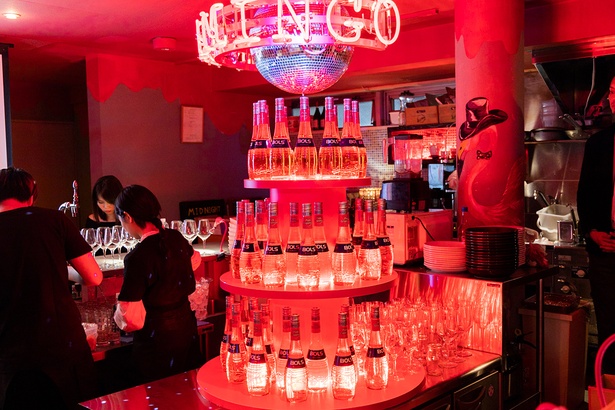 Cafe FLAMINGOの店内中央にはボルスのタワーが設置