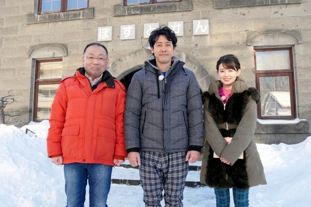 【写真を見る】元々郵便局として使用されていた建築物を訪れる一行