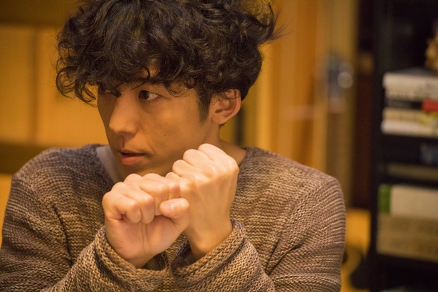 ちょっぴり風変わりな小説家志望の平野を演じる高橋一生