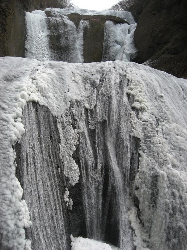 「氷瀑」は自然現象のため、天候条件によりあまり凍結しない場合もあるので要注意