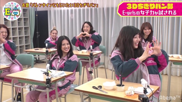 E-girlsが男子高校生に気に入られる3Dちぎりパン作りに奮闘!
