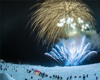 雪原に浮び上がる幻想的な雪灯りと雪上花火！新潟県長岡市「えちごかわぐち雪洞火ぼたる祭」