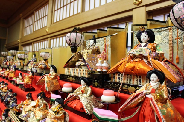 修善寺温泉の女将たちが所蔵する色々な雛人形が一堂に展示される
