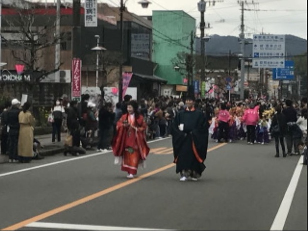 【写真を見る】昨年の雛行列の様子(先頭にお内裏様，お雛様)