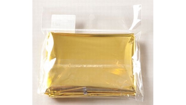 気温の変化や雨・風から身を守る「サバイバルシート」(567円/好日山荘)