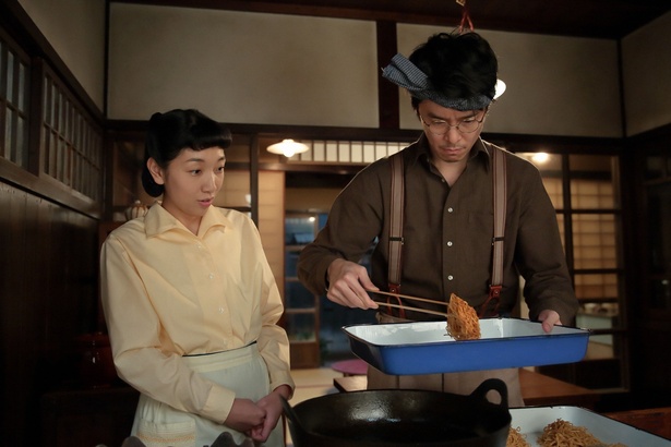 【写真を見る】福子(安藤サクラ)&萬平(長谷川博己)の即席ラーメンの鍵は“天ぷら”!?
