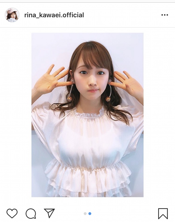 大きなイヤリングをつけた写真も