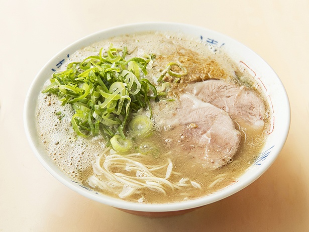 【写真を見る】博多の老舗「八ちゃんラーメン」。超濃厚スープに平打ちの細麺がよく絡む!